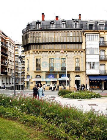 Foto 3 de Local comercial en venta, totalmente exterior, frente al Ayuntamiento de Irún.