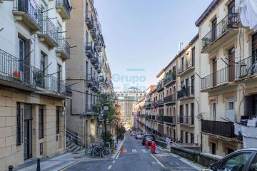 Foto 20 de Oportunidad única de vivir en el corazón de San Sebastián, próximo a Plaza Easo y a 600m de la playa de la Concha. Una de las zonas mas demandadas y con mas encanto de la ciudad. Foto 20 de Oportunidad única de vivir en el corazón de San Sebastián, próximo a Plaza Easo y a 600m de la playa de la Concha. Una de las zonas mas demandadas y con mas encanto de la ciudad.