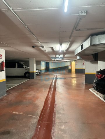 Foto 7 de Raya de garaje amplia, en el barrio de Ondarreta, muy próximo al Hotel San Sebastián.