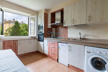 Foto 9 de Amplia vivienda familiar en venta en Mons Barrio de Intxaurrondo de San Sebastián bien comunicado con el centro de la ciudad.