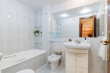 Foto 22 de Amplia vivienda familiar en venta en Mons Barrio de Intxaurrondo de San Sebastián bien comunicado con el centro de la ciudad.