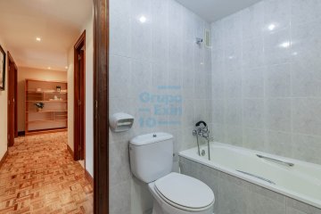 Foto 23 de Amplia vivienda familiar en venta en Mons Barrio de Intxaurrondo de San Sebastián bien comunicado con el centro de la ciudad.