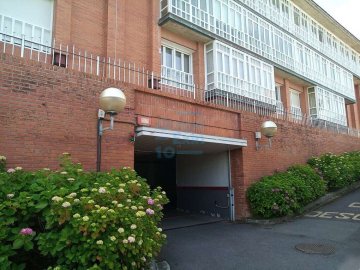 Foto 2 de Amplio garaje cerrado en venta con dos plazas independientes y espacio adicional libre.Ubicado en zona de Paseo de Miraconcha, San Sebastián.