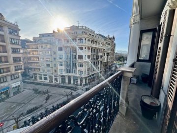 Foto 6 de Alquiler temporal para AGOSTO en Gros, al comienzo de Pº Colón a un paso del Kursal y la playa Foto 6 de Alquiler temporal para AGOSTO en Gros, al comienzo de Pº Colón a un paso del Kursal y la playa