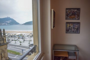 Foto 35 de Magnifica vivienda en edificio señorial frente a la playa de la Concha y con espectaculares vistas.