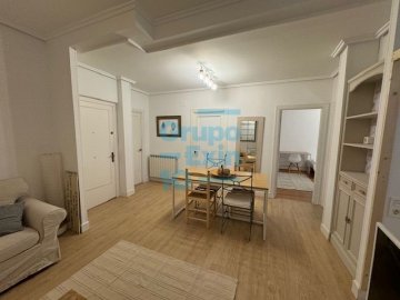 Foto 5 de Piso exterior con balcón, amueblado