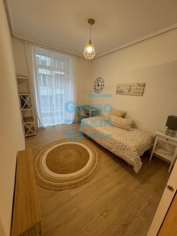 Foto 12 de Piso exterior con balcón, amueblado