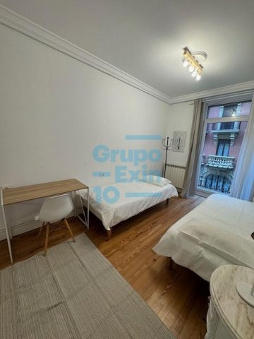 Foto 21 de Piso exterior con balcón, amueblado