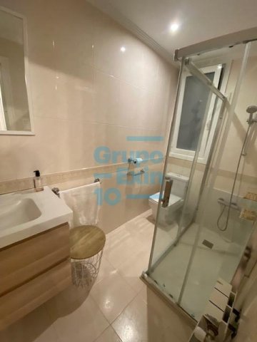 Foto 23 de Piso exterior con balcón, amueblado