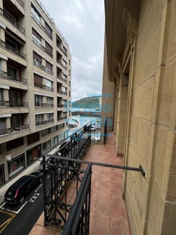 Foto 25 de Piso exterior con balcón, amueblado