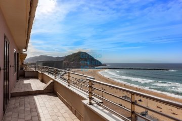 Foto 2 de Ático en primera línea, con preciosas vistas al mar y 2 amplias terrazas (al Norte y al Sur). Estado a reformar.