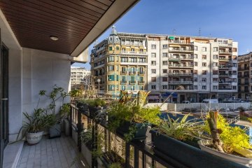 Foto 41 de Primera línea de La Concha, con vistas a la Bahía y a la Plaza Zaragoza, con 2 terrazas. El precio incluye una plaza de garaje amplia y un trastero en el mismo edificio.