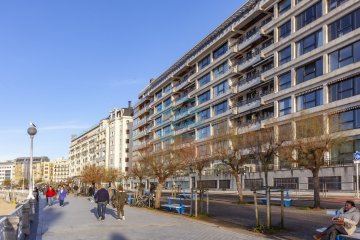 Foto 69 de Primera línea de La Concha, con vistas a la Bahía y a la Plaza Zaragoza, con 2 terrazas. El precio incluye una plaza de garaje amplia y un trastero en el mismo edificio.