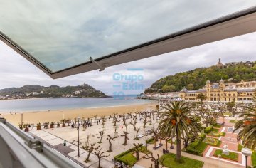 Foto 3 de Vivienda con imponentes vistas a la playa de la Concha y al ayuntamiento de San Sebastián. Requiere reforma integral
