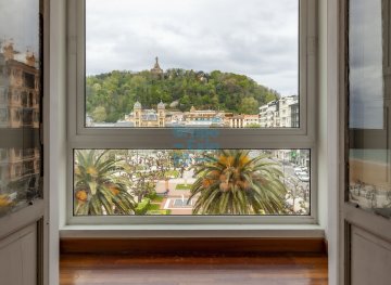 Foto 4 de Vivienda con imponentes vistas a la playa de la Concha y al ayuntamiento de San Sebastián. Requiere reforma integral