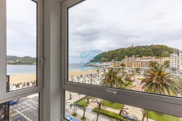 Foto 6 de Vivienda con imponentes vistas a la playa de la Concha y al ayuntamiento de San Sebastián. Requiere reforma integral