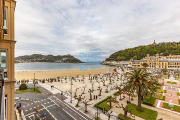 Foto 7 de Vivienda con imponentes vistas a la playa de la Concha y al ayuntamiento de San Sebastián. Requiere reforma integral