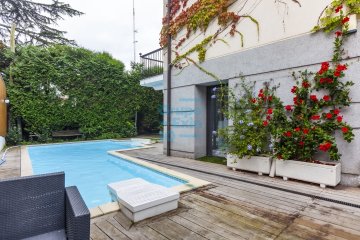 Foto 5 de Villa Unifamiliar de 500 m2 construidos (segregado actualmente en 4 viviendas), en parcela de 700 m2 con amplias terrazas y piscina