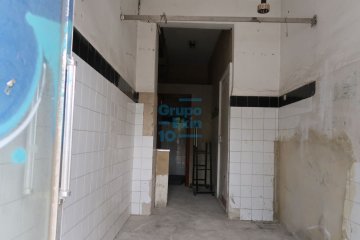 Foto 3 de Local comercial en planta baja a 2 fachadas para acondicionar.