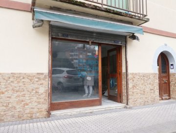 Foto 2 de Local comercial a dos fachadas en Pº Martutene. Escaparate a la calle.