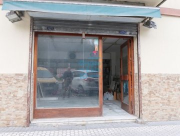 Foto 3 de Local comercial a dos fachadas en Pº Martutene. Escaparate a la calle.