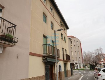 Foto 4 de Local comercial a dos fachadas en Pº Martutene. Escaparate a la calle.