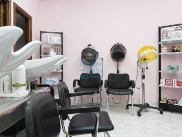Foto 7 de PELUQUERIA en Loiola, en calle Sierra de Urbasa. En funcionamiento y a pleno rendimiento.