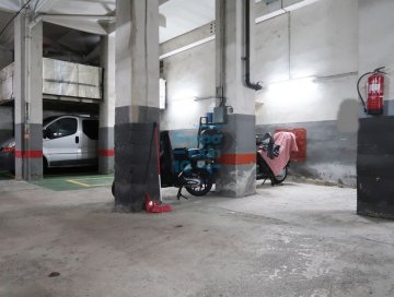 Foto 3 de Buenavista. Raya de garaje para coche pequeño dentro de garaje comunitario.