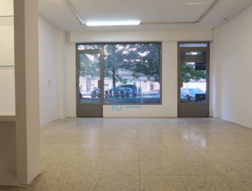 Foto 4 de Ferrerias junto al bar Olaeta se alquila local comercial con escaparate.