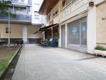 Foto 9 de Ferrerias junto al bar Olaeta se alquila local comercial con escaparate.