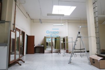 Foto 4 de Local comercial en Txofre de dos plantas con espacio diáfano muy luminoso y escaparate de 3,78 mts.