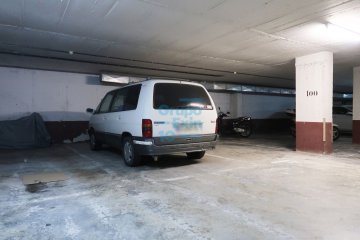 Foto 3 de Junto a las torres de Errotaburu se vende y alquila garaje para coche con muy buena maniobrabilidad.