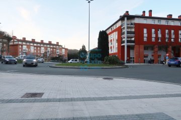 Foto 9 de Junto a las torres de Errotaburu se vende y alquila garaje para coche con muy buena maniobrabilidad.