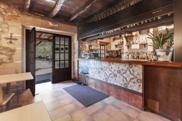Foto 2 de Bar-Restaurante ARISTI ubicado en caserío Bifamiliar con dos viviendas, 37.000 m2 de terreno y dos parkings exteriores.