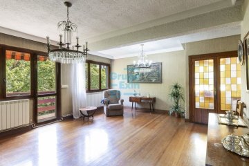 Foto 3 de Villa individual a reformar en parcela de 1.222 m² con magnífica ubicación junto al centro de Oiartzun, totalmente exterior con terraza y vistas despejadas.