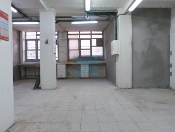 Foto 2 de Local comercial diáfano en planta baja de 130 m2 con entreplanta. Exterior a dos fachadas.