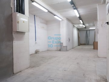 Foto 3 de Local comercial diáfano en planta baja de 130 m2 con entreplanta. Exterior a dos fachadas.