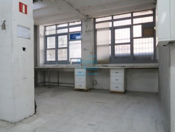Foto 4 de Local comercial diáfano en planta baja de 130 m2 con entreplanta. Exterior a dos fachadas.