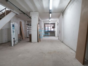 Foto 6 de Local comercial diáfano en planta baja de 130 m2 con entreplanta. Exterior a dos fachadas.