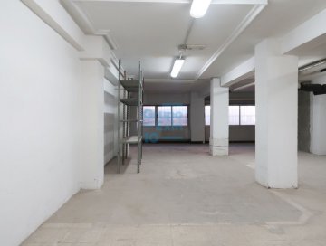 Foto 9 de Local comercial diáfano en planta baja de 130 m2 con entreplanta. Exterior a dos fachadas.