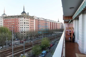Foto 2 de ALQUILER TEMPORAL. Calle Autonomia se alquila piso con buena altura con balcón de 7 m y Vistas despejadas.
