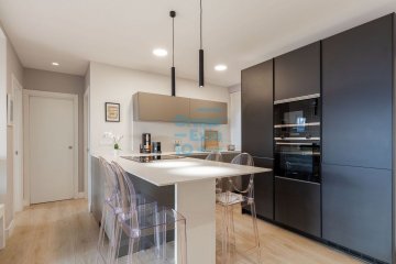 Foto 4 de Preciosa vivienda totalmente reformada en Avda. Ametzagaña en quinta planta con terraza. Foto 4 de Preciosa vivienda totalmente reformada en Avda. Ametzagaña en quinta planta con terraza.