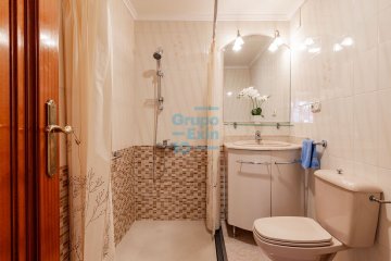 Foto 13 de Al principio de Pº Rodil junto al polideportivo Manteo. Vivienda en esquina totalmente exterior con vistas despejadas. Parking comunitario y trastero en planta bajo cubierta.