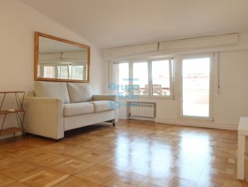 Foto 3 de Junto al Ambulatorio en zona tranquila exterior a plaza sin tráfico, se alquila precioso ático con gran terraza y orientada al sur. Foto 3 de Junto al Ambulatorio en zona tranquila exterior a plaza sin tráfico, se alquila precioso ático con gran terraza y orientada al sur.