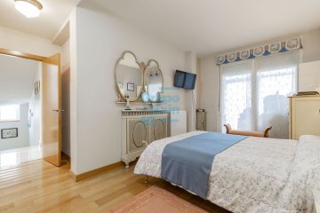 Foto 6 de Villa bifamiliar en Miramón Pº Oriamendi con precioso jardín con piscina y vistas depejadas. Construcción del año 2005. Foto 6 de Villa bifamiliar en Miramón Pº Oriamendi con precioso jardín con piscina y vistas depejadas. Construcción del año 2005.