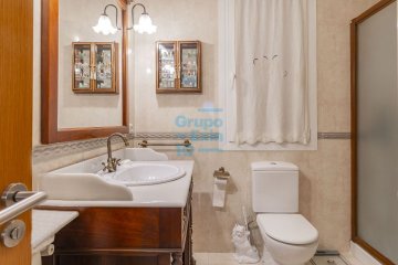 Foto 9 de Villa bifamiliar en Miramón Pº Oriamendi con precioso jardín con piscina y vistas depejadas. Construcción del año 2005. Foto 9 de Villa bifamiliar en Miramón Pº Oriamendi con precioso jardín con piscina y vistas depejadas. Construcción del año 2005.