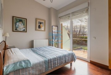 Foto 19 de Villa bifamiliar en Miramón Pº Oriamendi con precioso jardín con piscina y vistas depejadas. Construcción del año 2005. Foto 19 de Villa bifamiliar en Miramón Pº Oriamendi con precioso jardín con piscina y vistas depejadas. Construcción del año 2005.