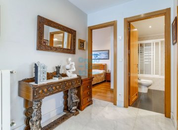 Foto 23 de Villa bifamiliar en Miramón Pº Oriamendi con precioso jardín con piscina y vistas depejadas. Construcción del año 2005. Foto 23 de Villa bifamiliar en Miramón Pº Oriamendi con precioso jardín con piscina y vistas depejadas. Construcción del año 2005.