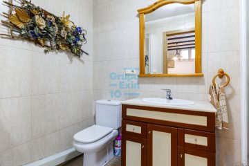 Foto 28 de Villa bifamiliar en Miramón Pº Oriamendi con precioso jardín con piscina y vistas depejadas. Construcción del año 2005. Foto 28 de Villa bifamiliar en Miramón Pº Oriamendi con precioso jardín con piscina y vistas depejadas. Construcción del año 2005.