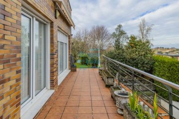 Foto 32 de Villa bifamiliar en Miramón Pº Oriamendi con precioso jardín con piscina y vistas depejadas. Construcción del año 2005. Foto 32 de Villa bifamiliar en Miramón Pº Oriamendi con precioso jardín con piscina y vistas depejadas. Construcción del año 2005.